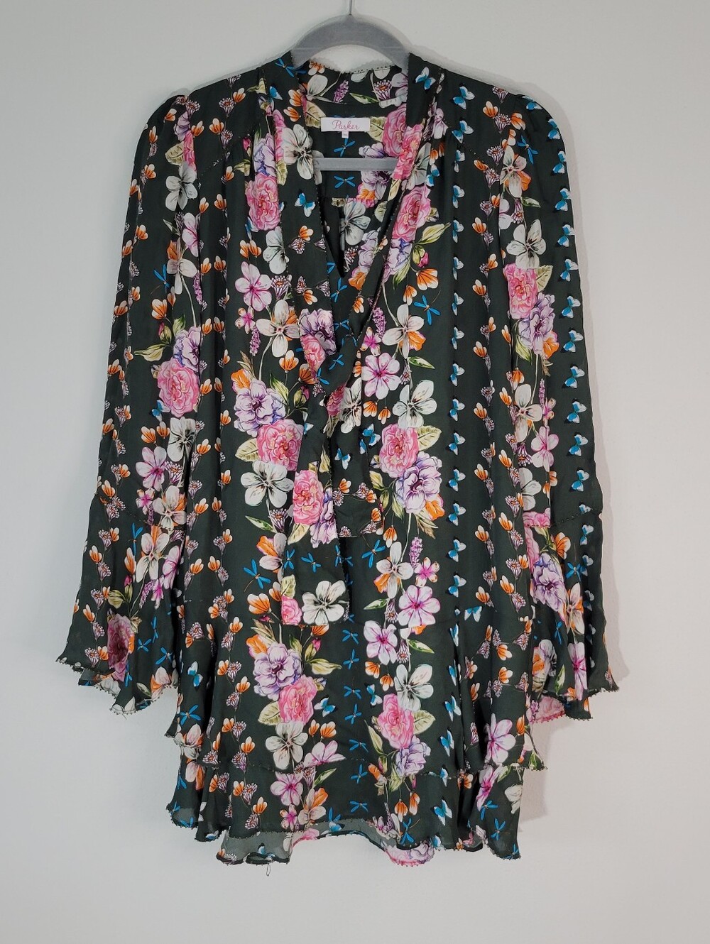 PARKER WOMEN SIZE XSFloral V-Neck Ruffled Blouse in Dark Green with Pink Flowers